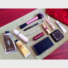 你的隨身美妝天地 日常化妝包必備產品全攻略